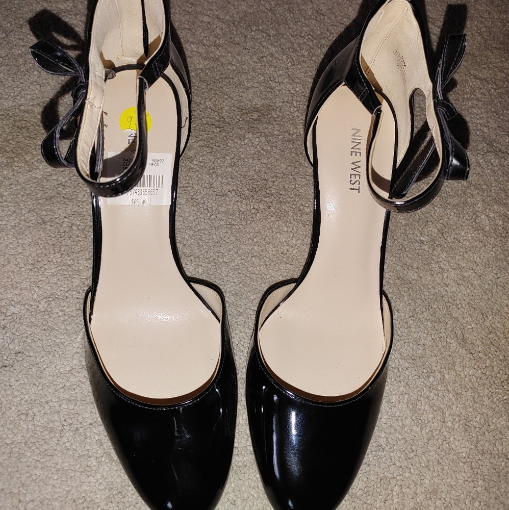 Patent leather pump